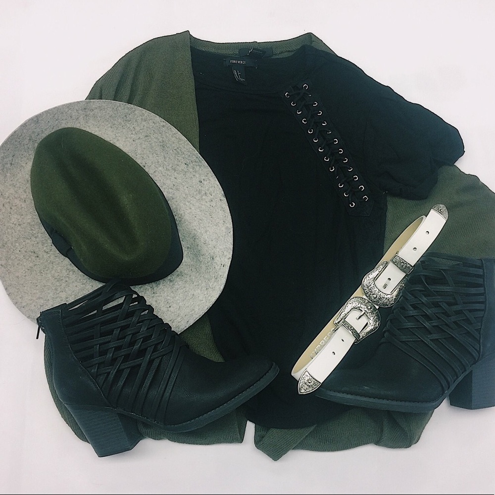 Grommet Detailed Crop Top